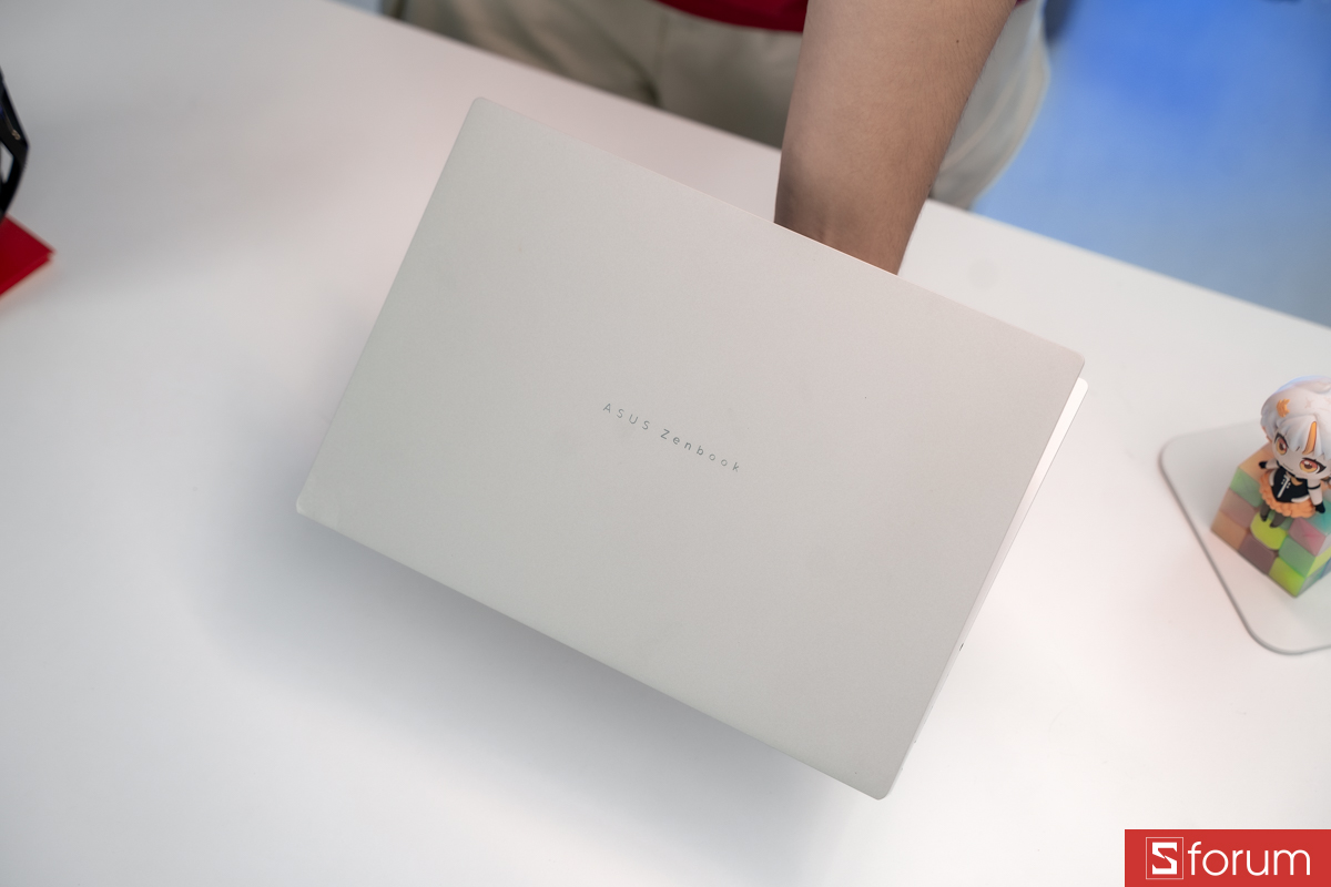 Mặt lưng ASUS ZenBook S 14