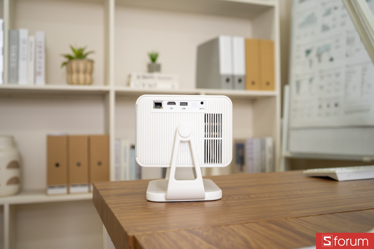 Cổng kết nối ở cạnh phải Beecube X2 Max Gen 6
