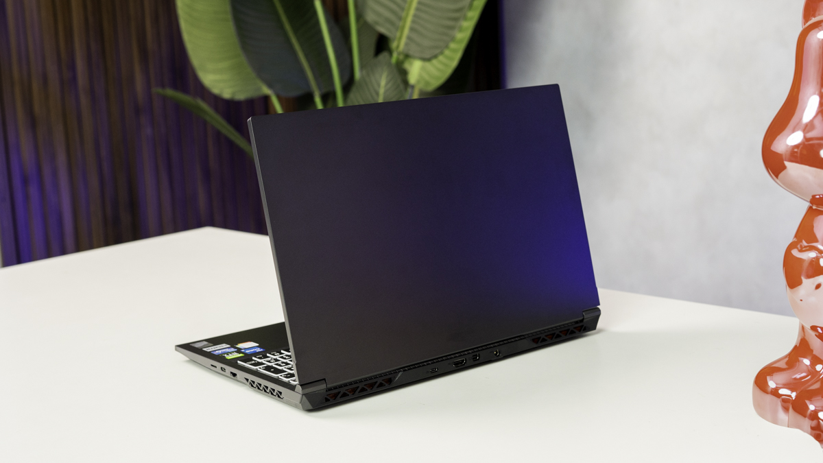 Laptop gaming "lạ mà quen" giá 26.9 triệu: Giấu bài gì đằng sau cấu hình Core i5-12450H và RTX 3050?