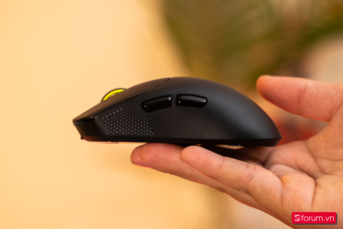 Độ mỏng nhẹ của Corsair SABRE v2 PRO