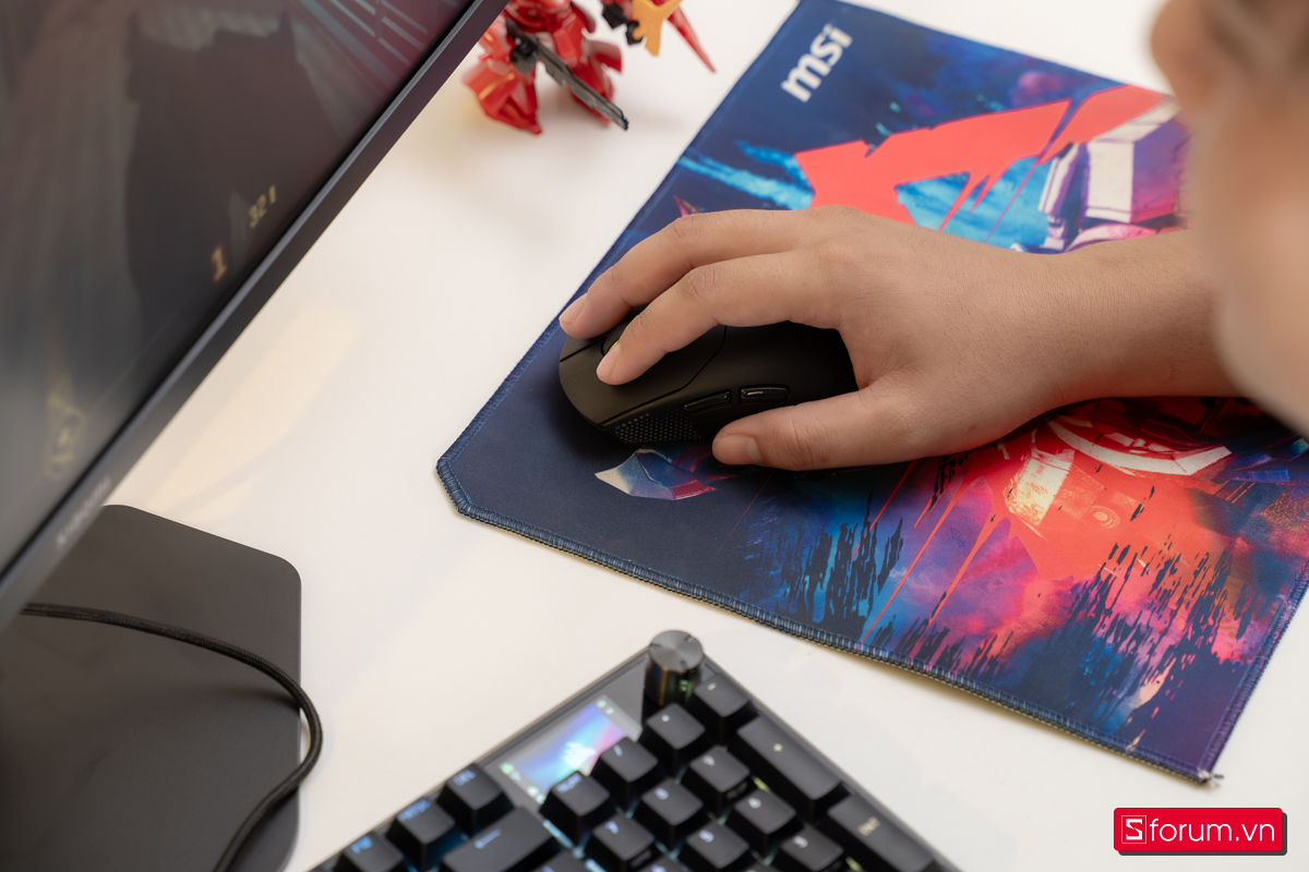 Cảm giác cầm nắm Corsair SABRE v2 PRO