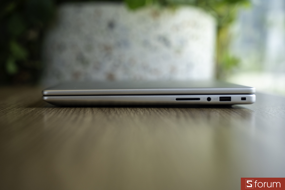 Cạnh phải trên Dell 14