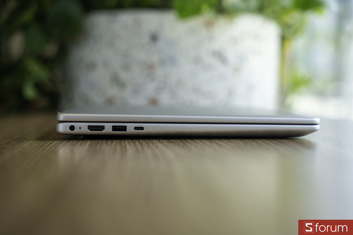 Cạnh trái trên Dell 14