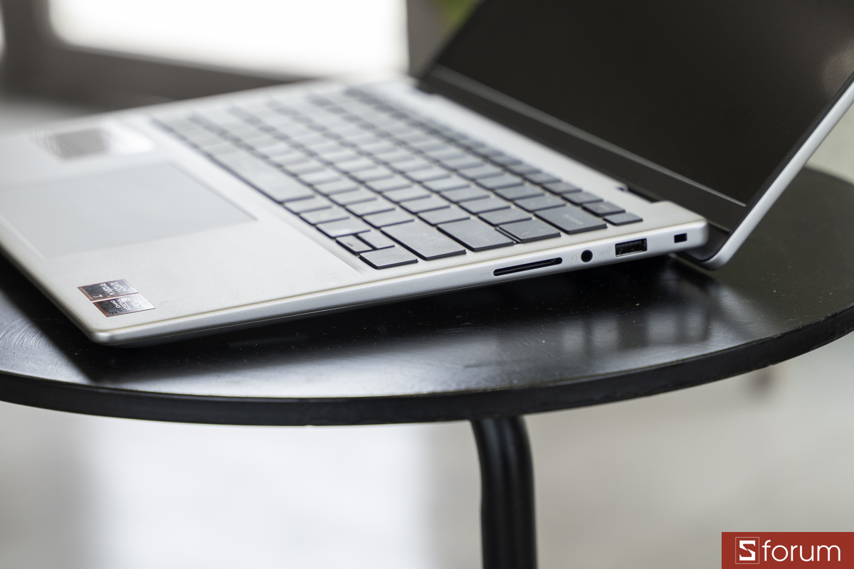 Cơ chế bản lề ergo-lift trên Dell 14