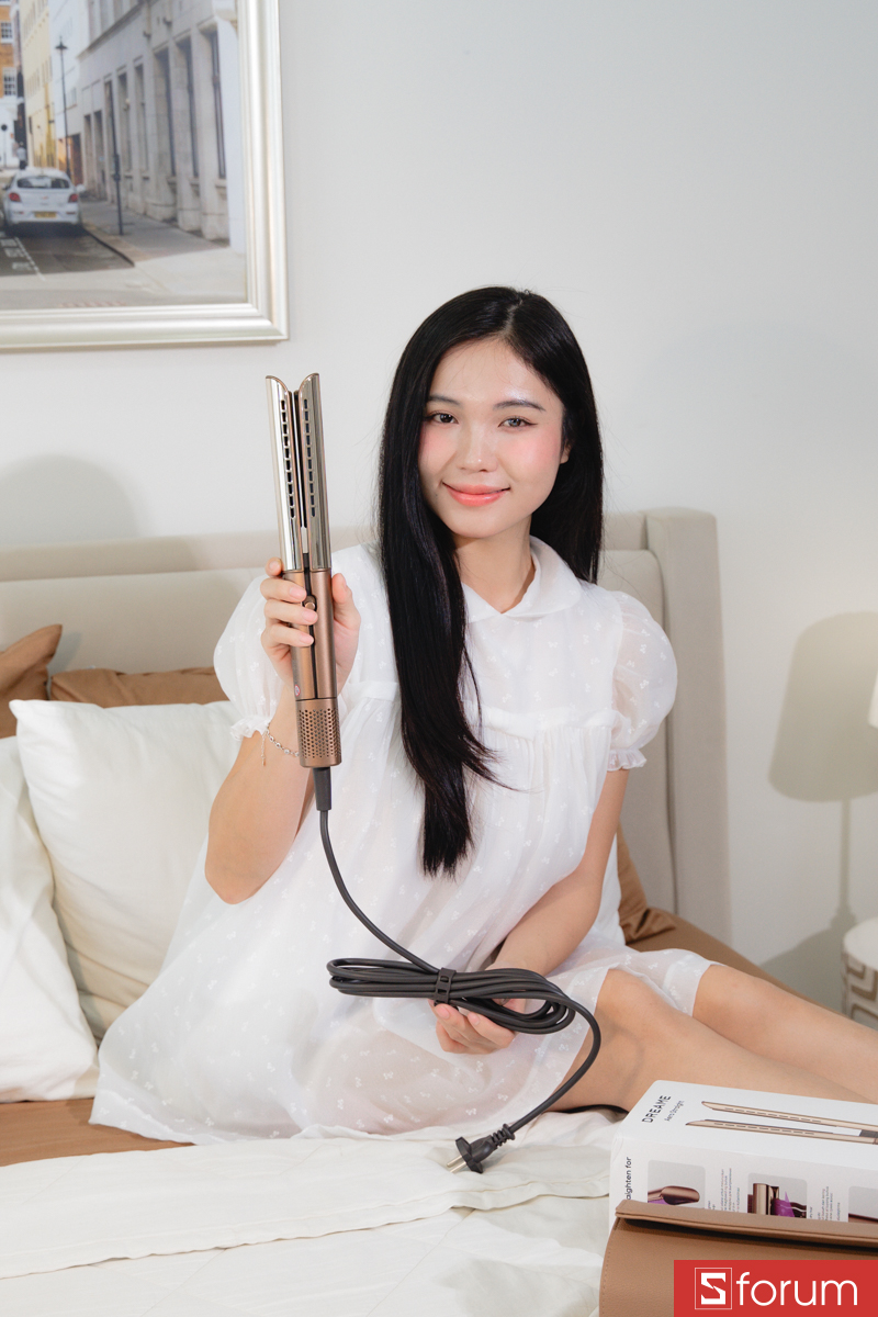 Cầm trên tay Dreame Aero Straight Hair Dryer