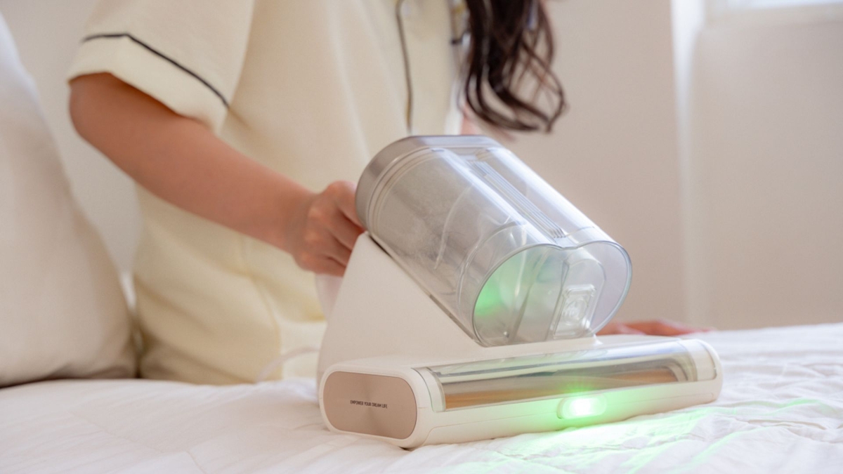 Trên tay Dreame D20 Aura: Hút giường nệm sạch thơm với 16k Pa, có trạm tự động đổ bụi siêu "nhàn", giá 3.19 triệu Trên tay Dreame D20 Aura: Hút giường nệm sạch thơm với 16k Pa, có trạm tự động đổ bụi siêu "nhàn", giá 3.19 triệu