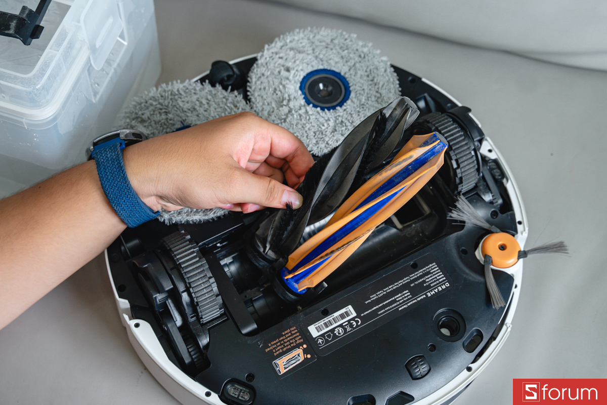 Tháo lắp cuộn lăn dễ dàng trên Dreame X60 Ultra