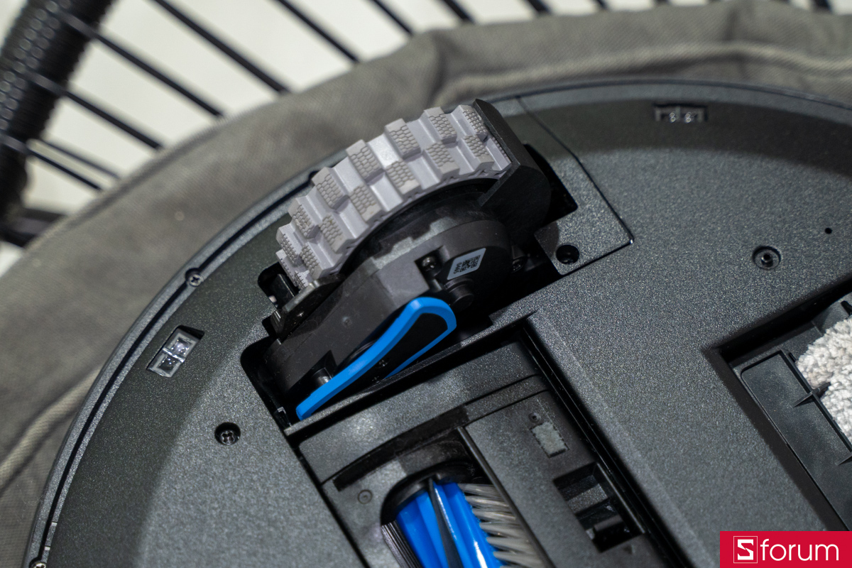 Bánh xe địa hình trên Ecovacs Deebot X11 Omni Cyclone