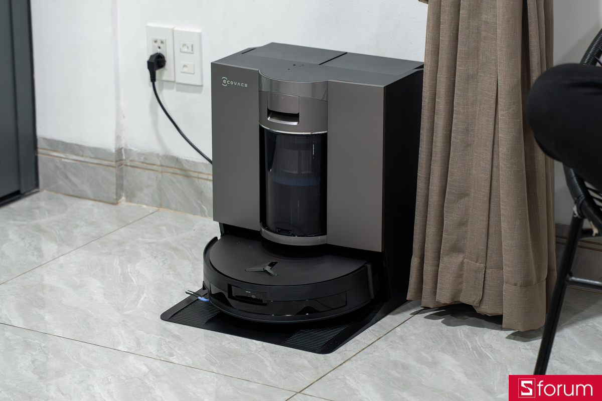 Trạm sạc đang giặt cuộn lau, hút rác, bụi và thay nước