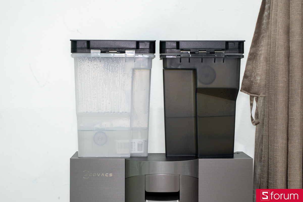 Bên trái là nước sạch còn bên phải là nước dơ