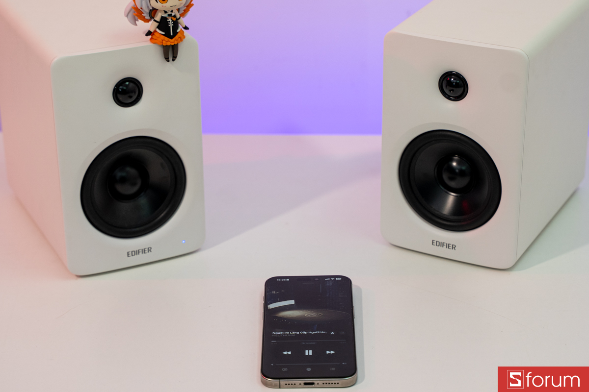 Mặt trước 2 loa Edifier M90