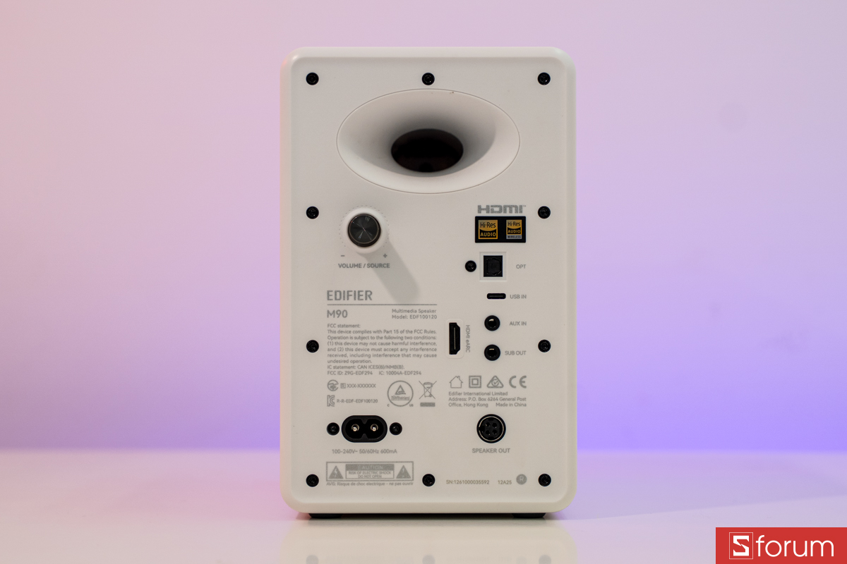 Cổng kết nối trên Edifier M90