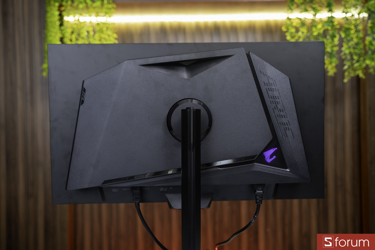 Mặt lưng GIGABYTE AORUS ELITE FO27Q28G
