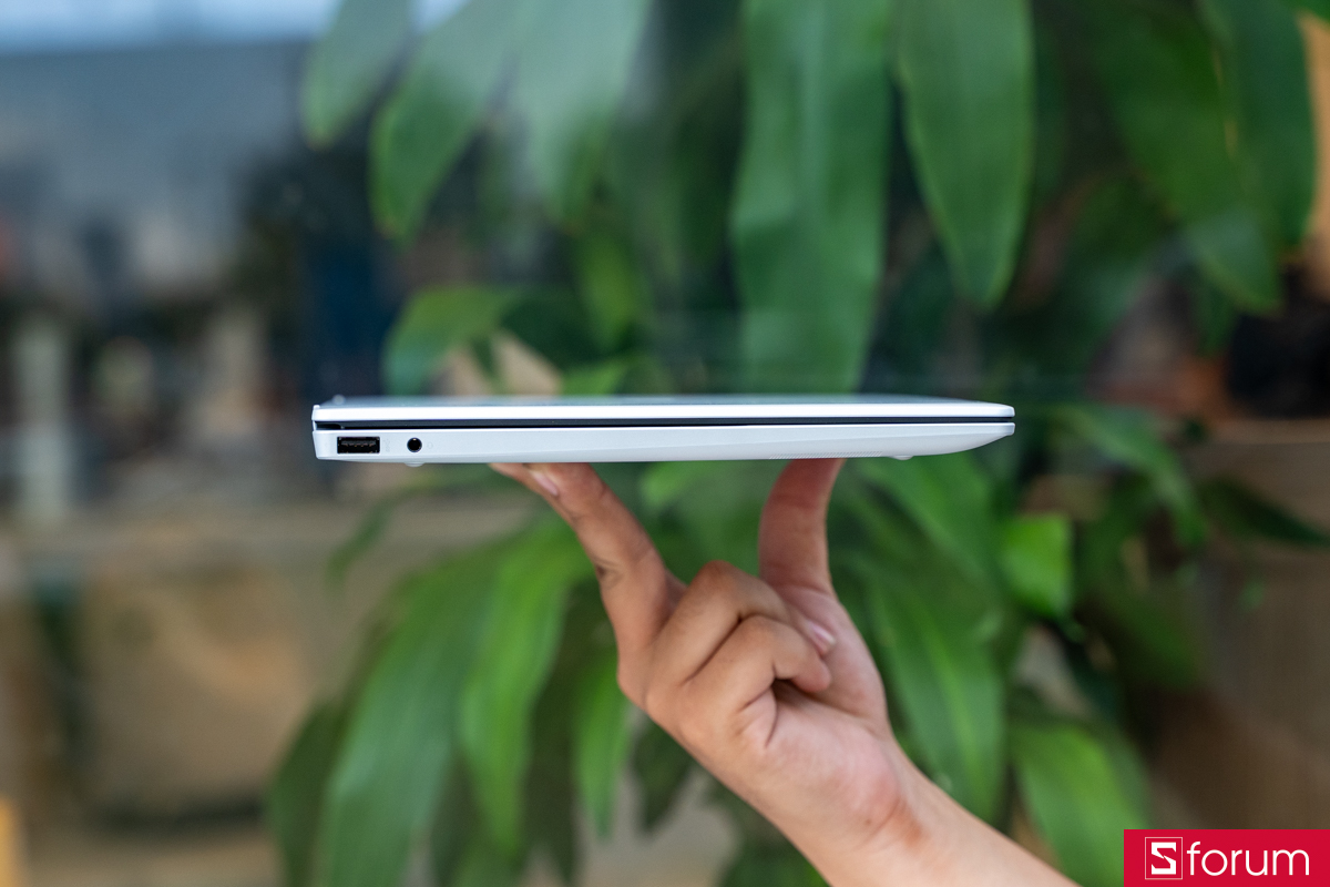 Cạnh trái HP OmniBook 7 AI