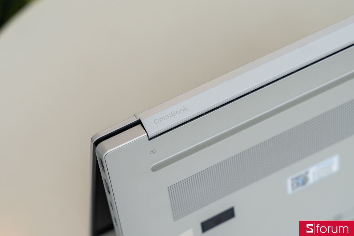 Bản lề Ergo Lift trên HP OmniBook 7 AI