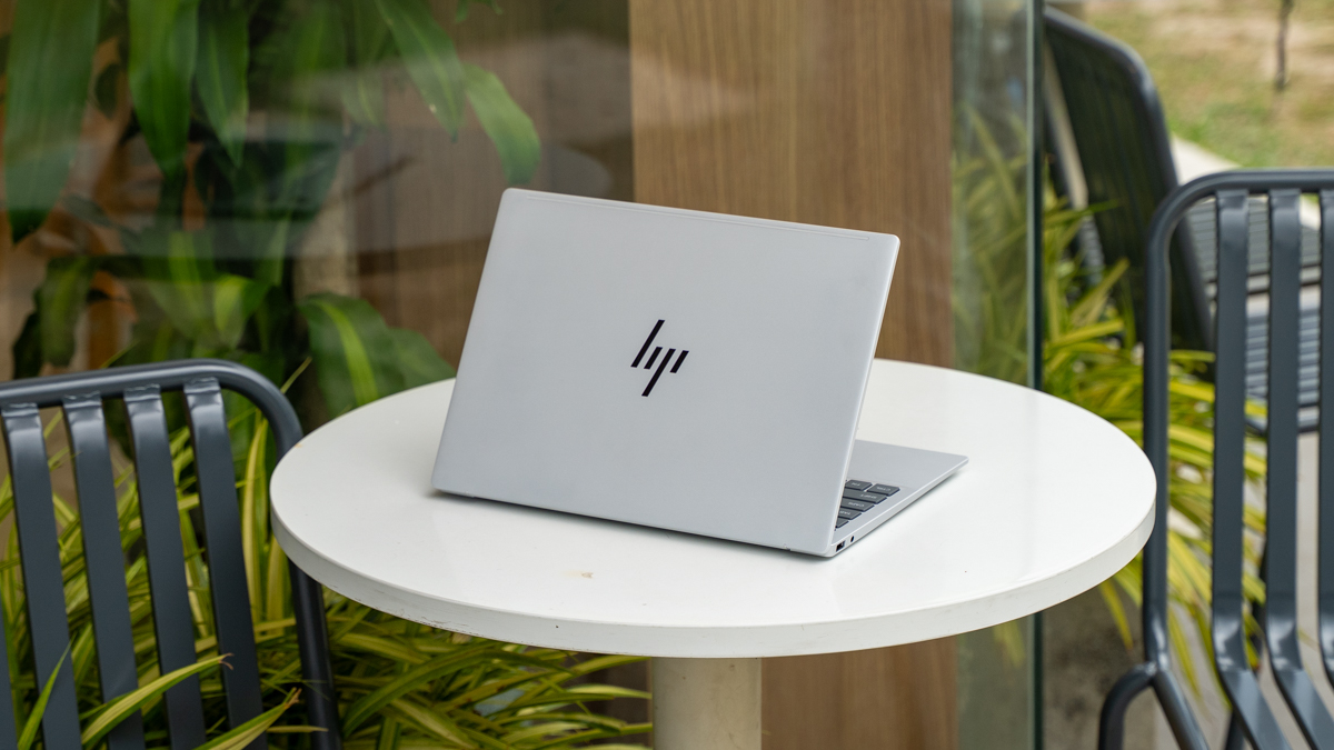 Trên tay HP OmniBook 7 AI: Laptop mỏng nhẹ nhưng “ăn chắc mặc bền”, Core Ultra 5 dùng ổn nhiều năm, giá 23.7 triệu