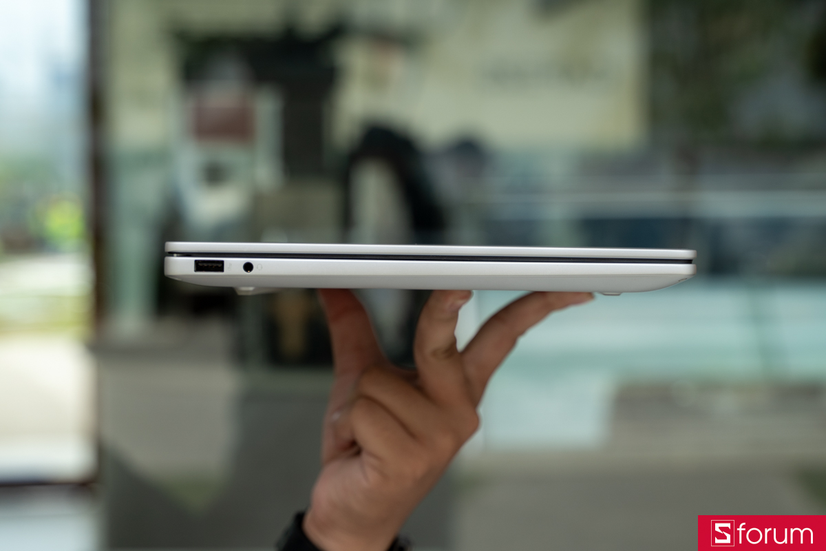 Cạnh trái HP OmniBook 7 AI