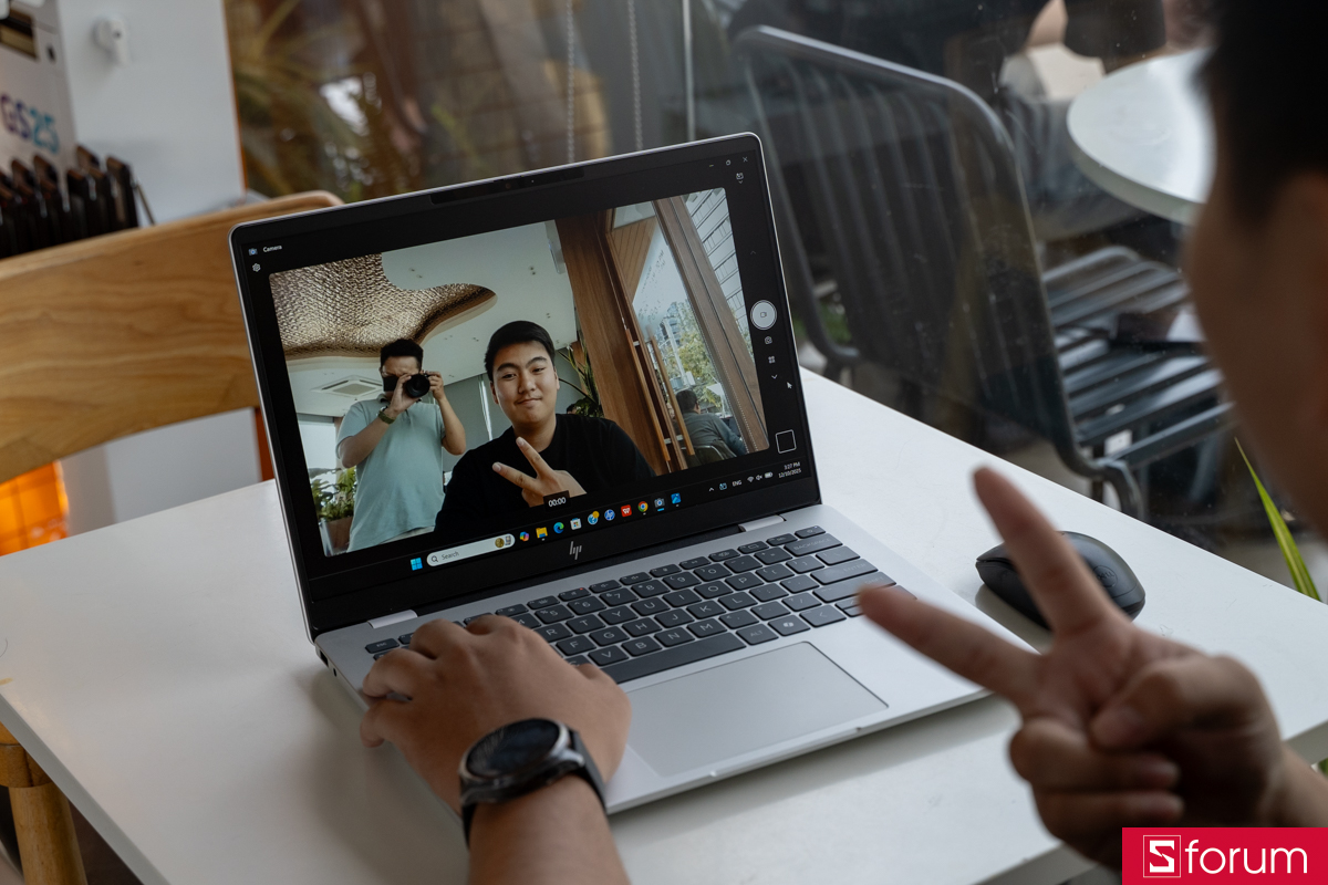 Webcam trên HP OmniBook 7 AI