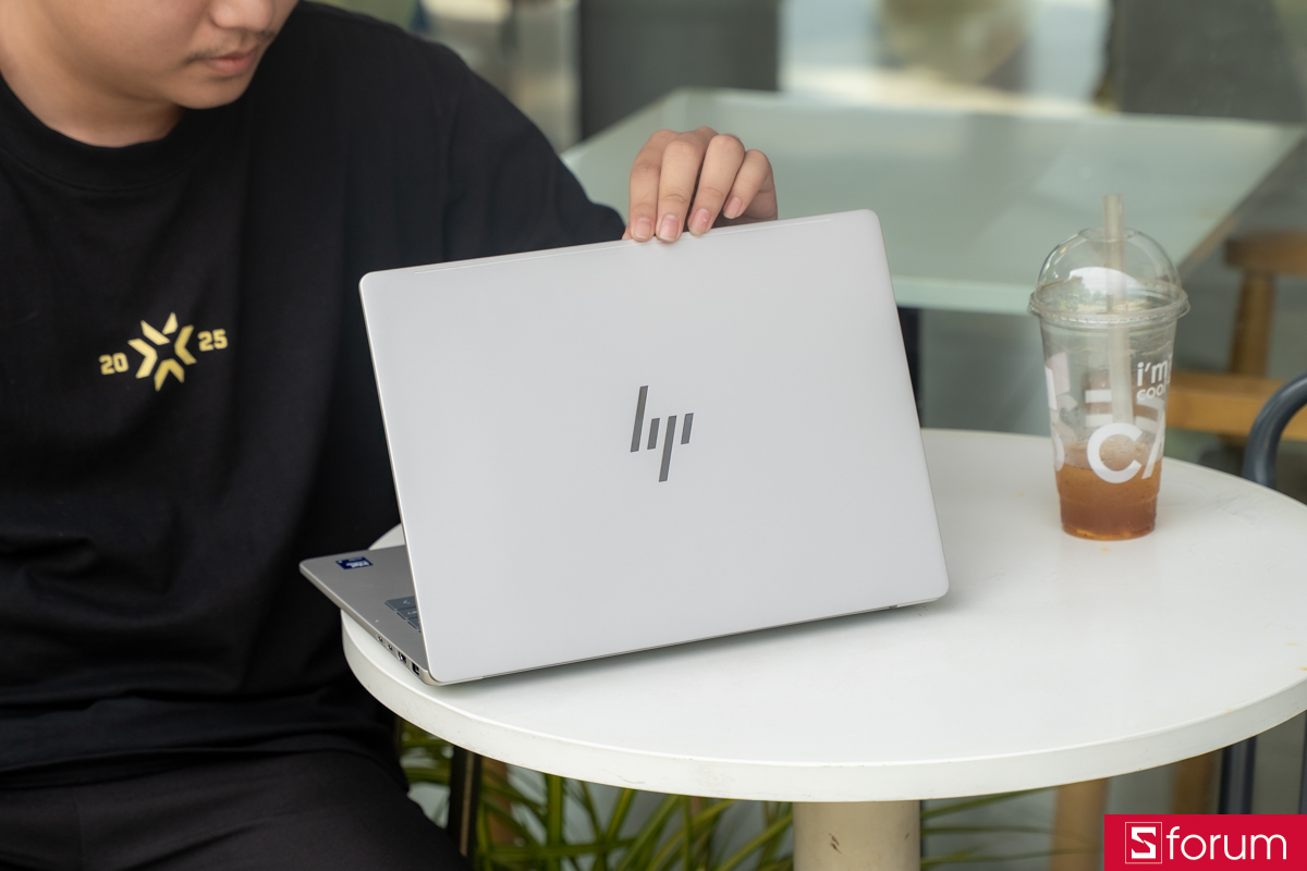 Mặt lưng HP OmniBook 7 AI