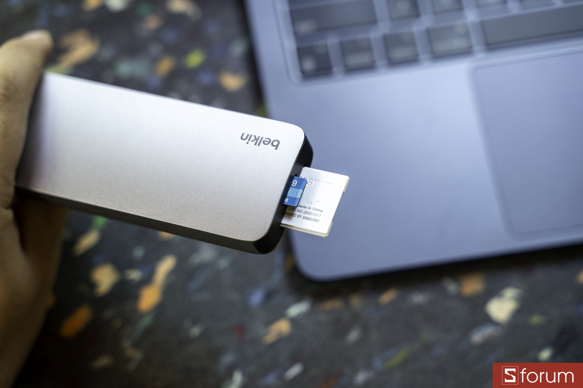 Cắm thẻ SD và MicroSD dễ dàng trên Belkin Connect USB-C 7-in-1
