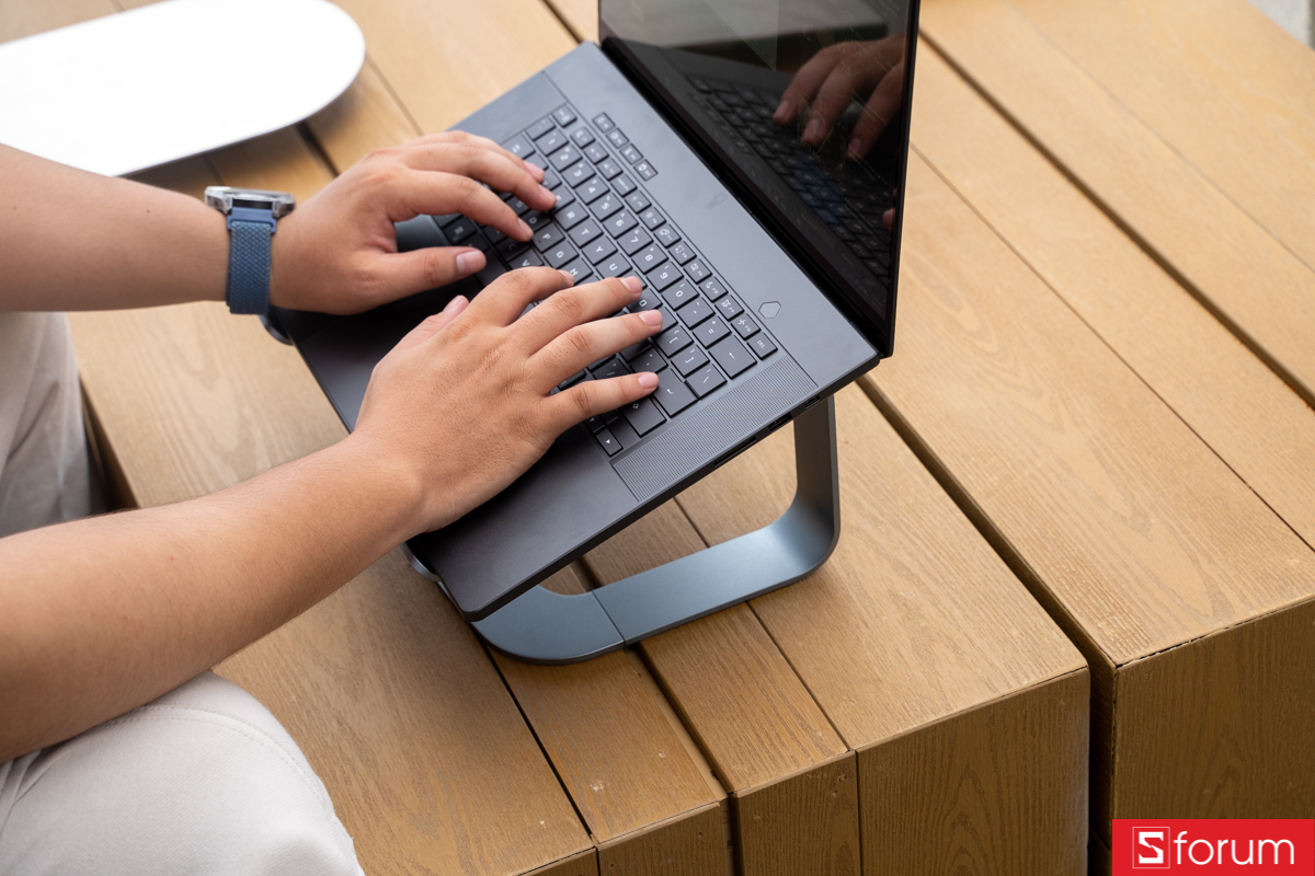 Làm việc cùng HyperSpace Ergonomic Laptop Stand