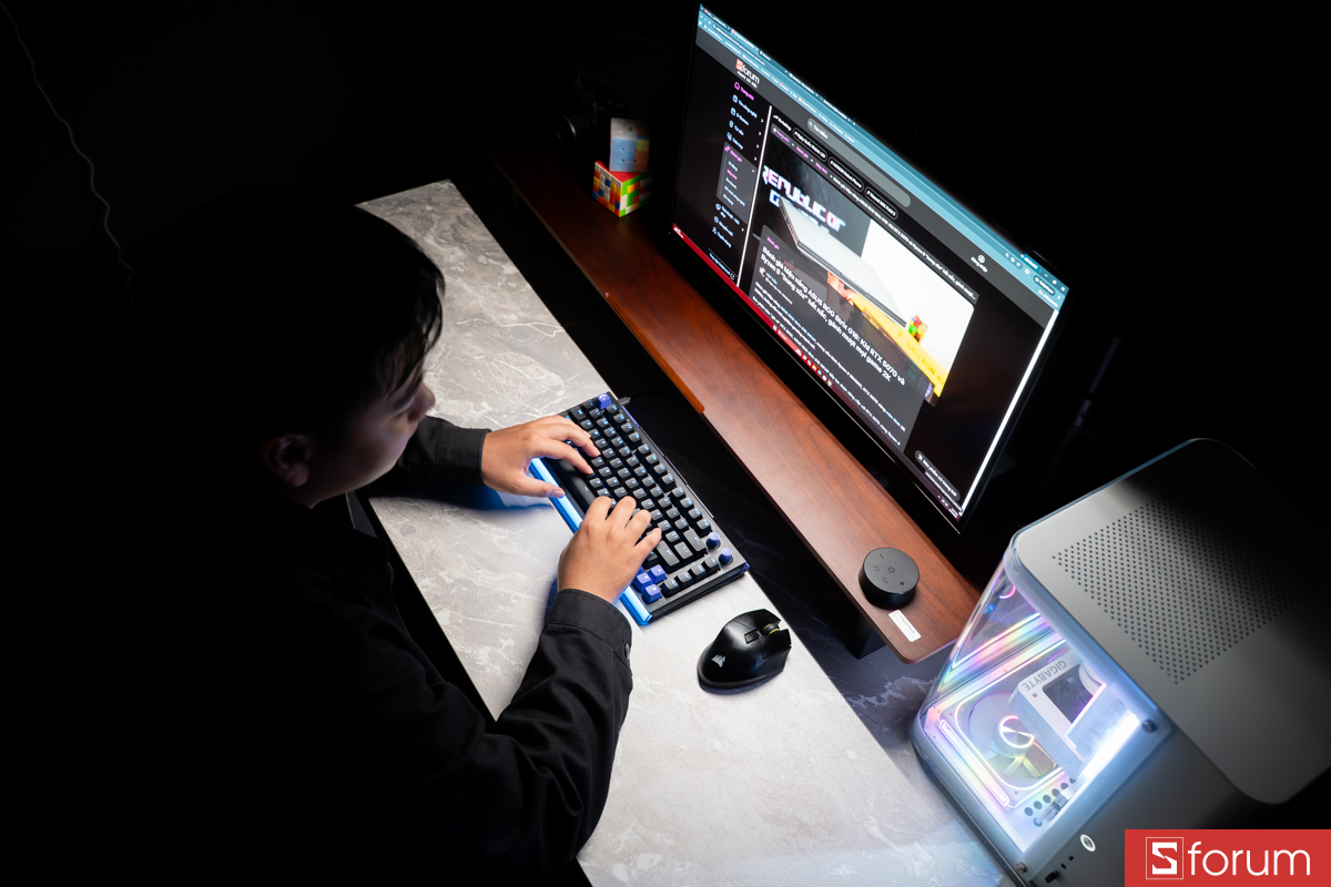 Đèn trắng trên HyperWork Monitor Lightbar LB01