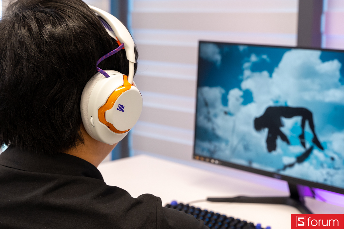 Nghe nhạc cùng JBL Quantum 650