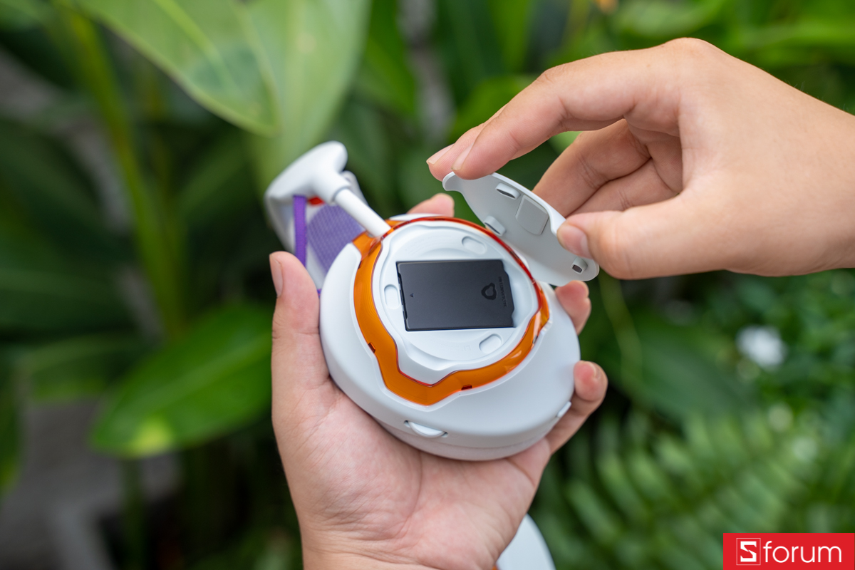 Tháo lắp pin trên JBL Quantum 650