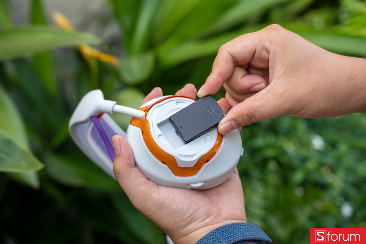 Tháo lắp pin trên JBL Quantum 650