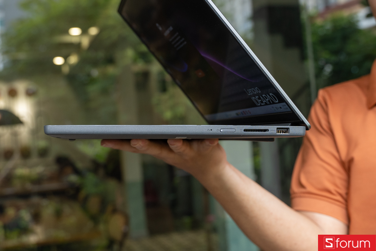 Cạnh phải trên Lenovo IdeaPad Slim 3i 16IPH11