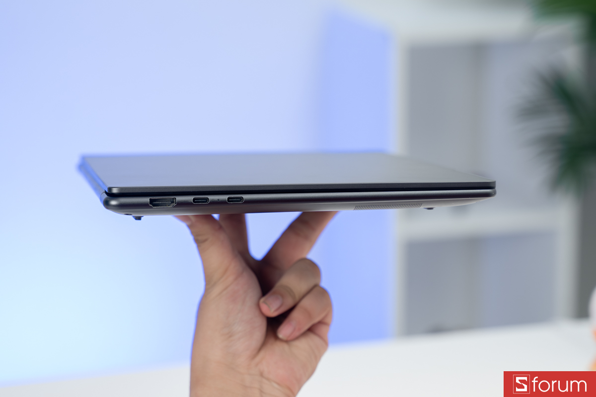 Cạnh trái Lenovo IdeaPad Slim Pro 7