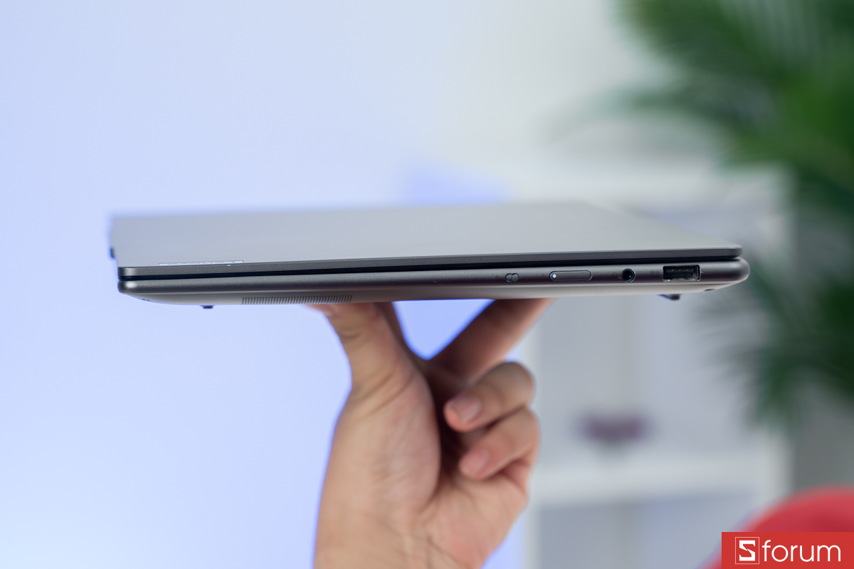 Cạnh phải Lenovo IdeaPad Slim Pro 7