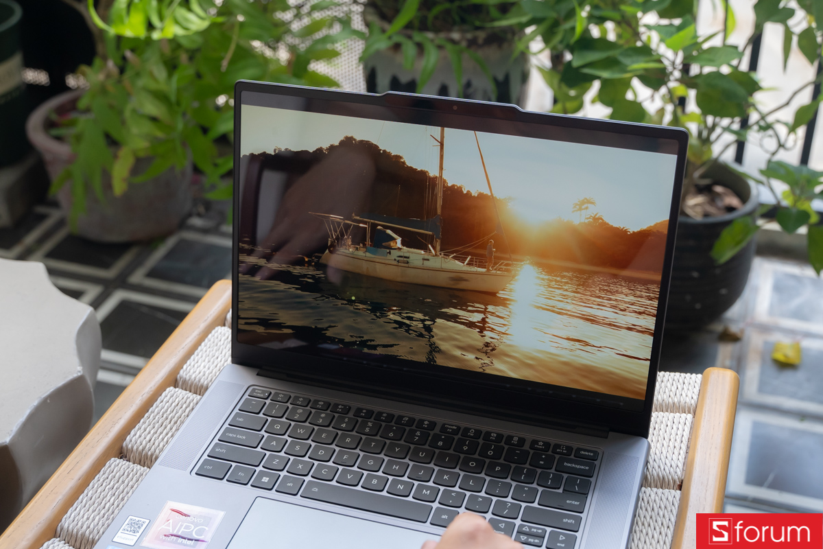 Khả năng hiển thị trên Lenovo Yoga Pro 7 15IPH11