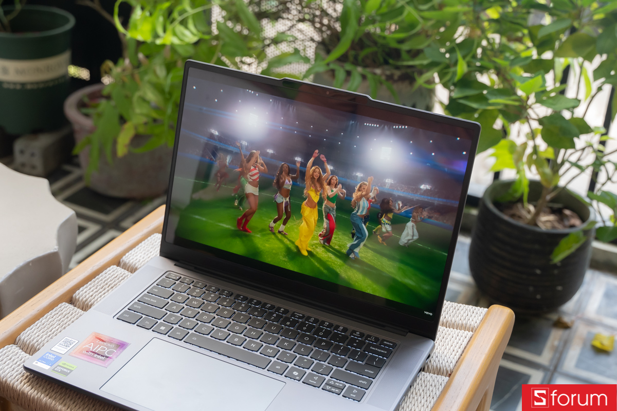 Khả năng tái tạo màu trên Lenovo Yoga Pro 7 15IPH11