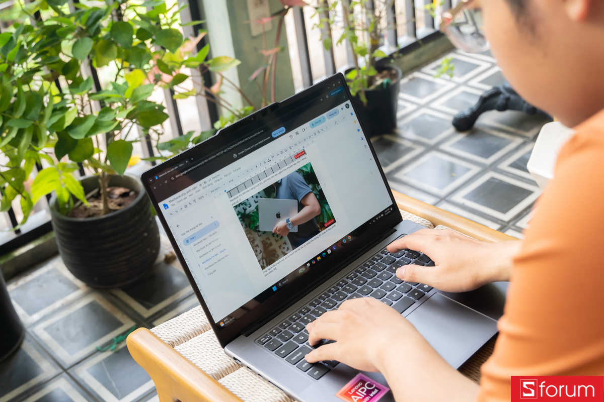 Làm việc trên Lenovo Yoga Pro 7 15IPH11