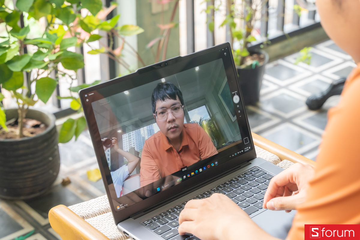 Webcam trên Lenovo Yoga Pro 7 15IPH11