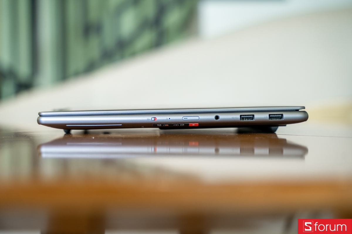 Cạnh phải Lenovo Yoga Pro 7 15IPH11