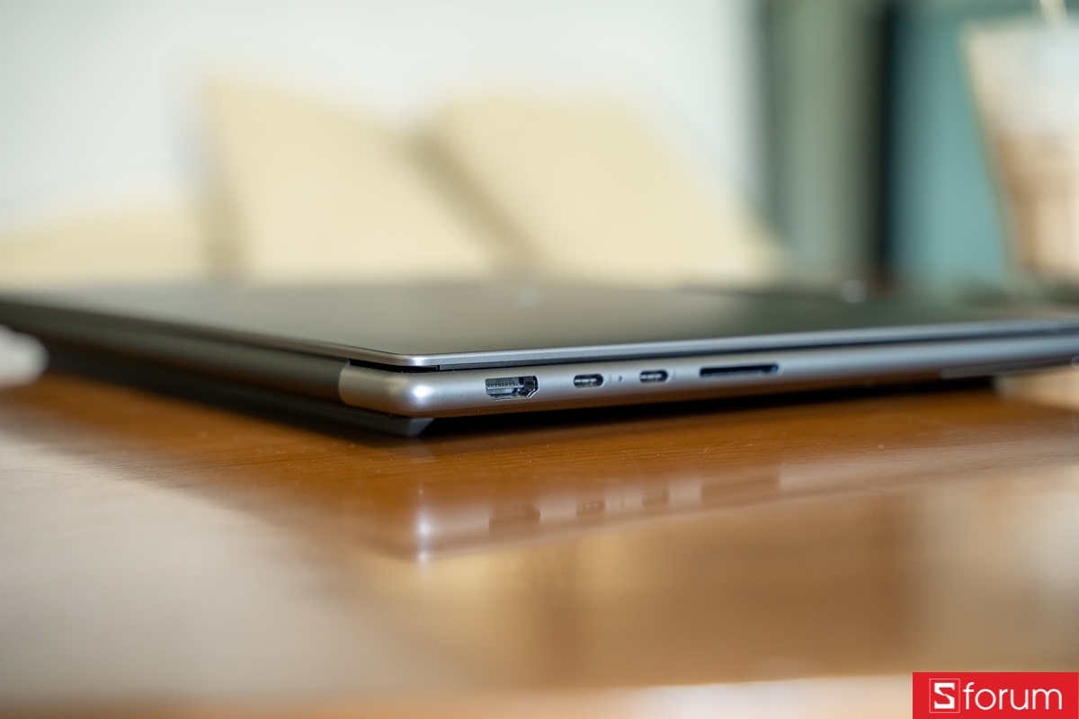 Cạnh trái Lenovo Yoga Pro 7 15IPH11