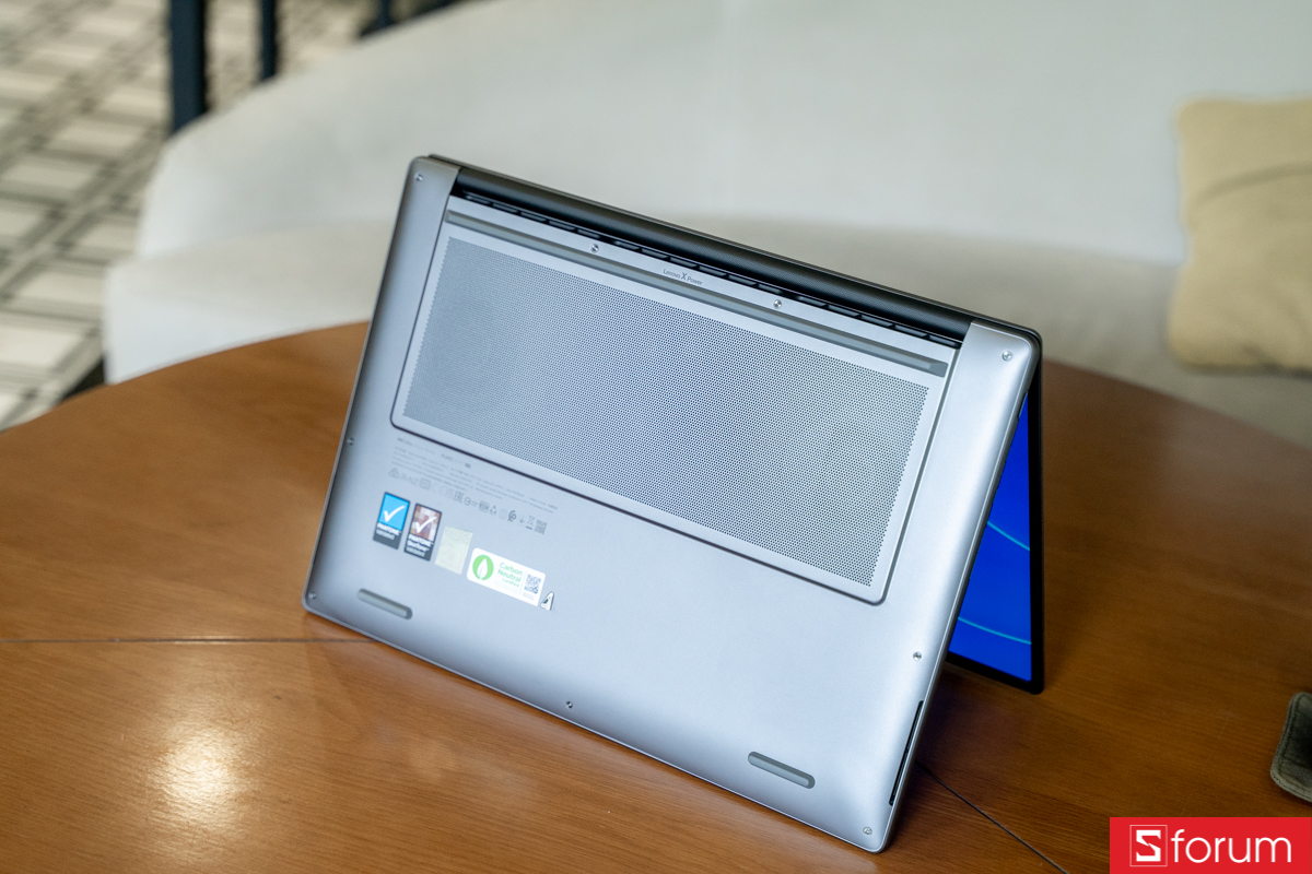 Mặt đáy Lenovo Yoga Pro 7 15IPH11