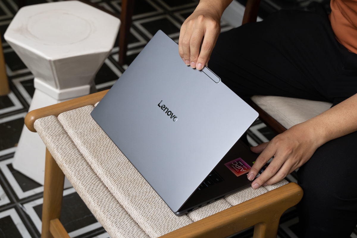 Trên tay Lenovo Yoga Pro 7 2026: Mỏng nhẹ 1.59kg, "gánh" cả cấu hình Core Ultra 7 365H và RTX 5050, giá 77.9 triệu