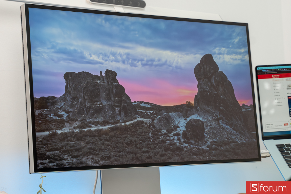 Mặt trước LG UltraFine evo 32 inch