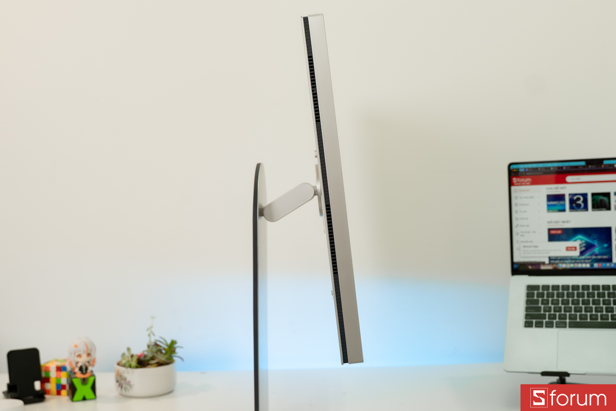 Cạnh màn LG UltraFine evo 32 inch