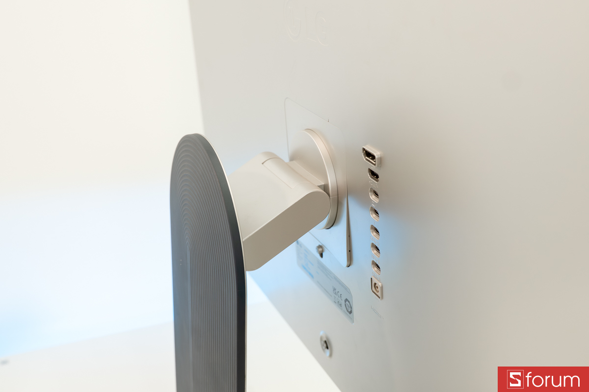 Bản lề LG UltraFine evo 32 inch