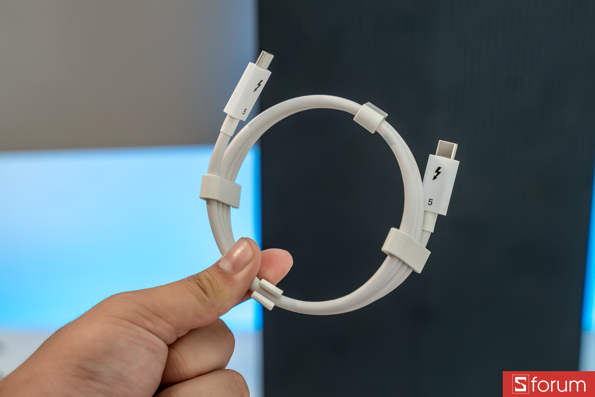 Cáp USB-C ThunderBolt 5 đi kèm
