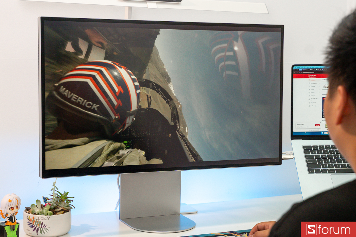 Xem phim trên LG UltraFine evo 32 inch