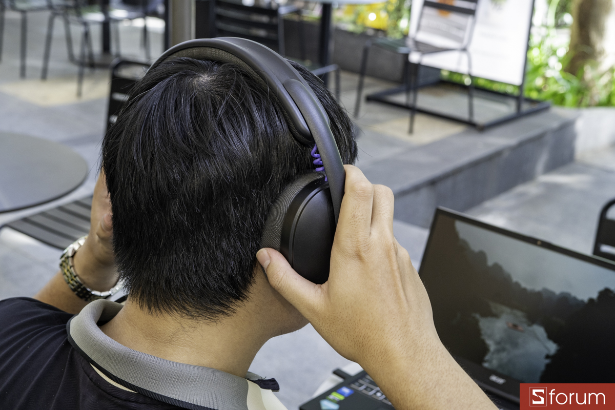 Cảm giác nhẹ tênh khi đeo Logitech G325