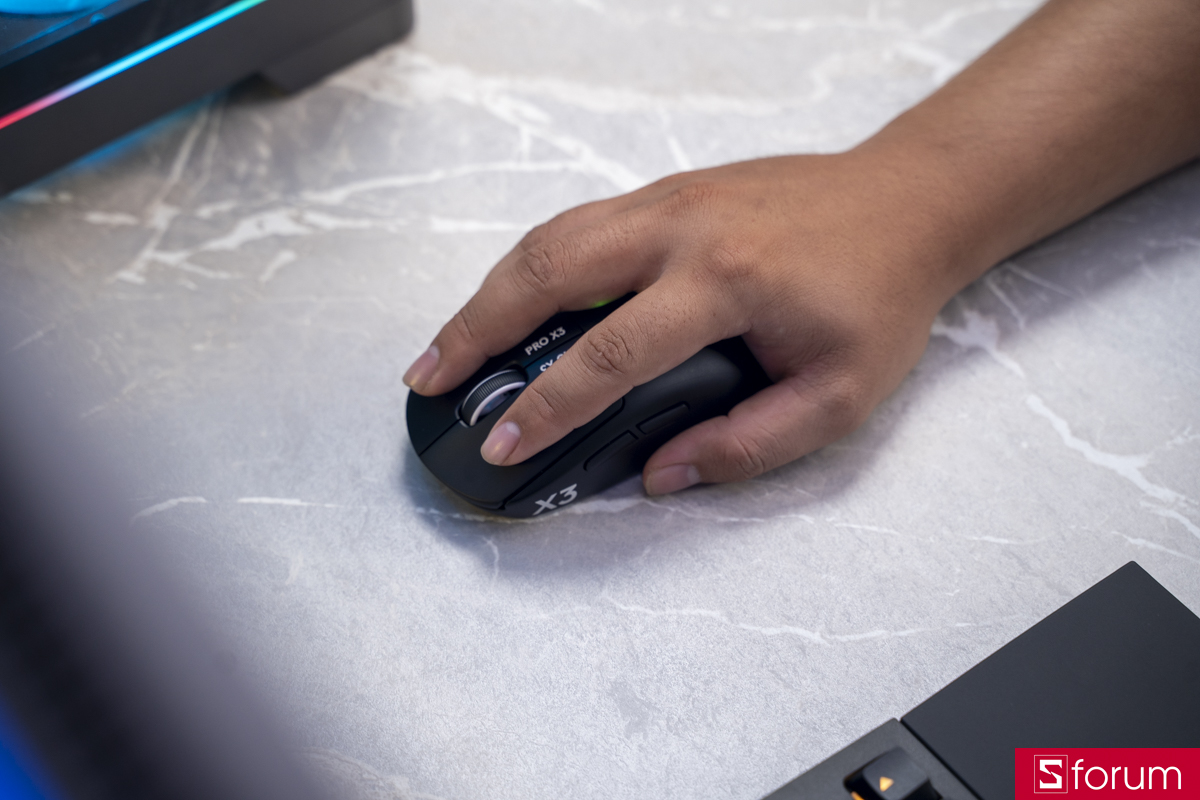 Cảm giác cầm nắm Logitech PRO X3 SUPERSTRIKE