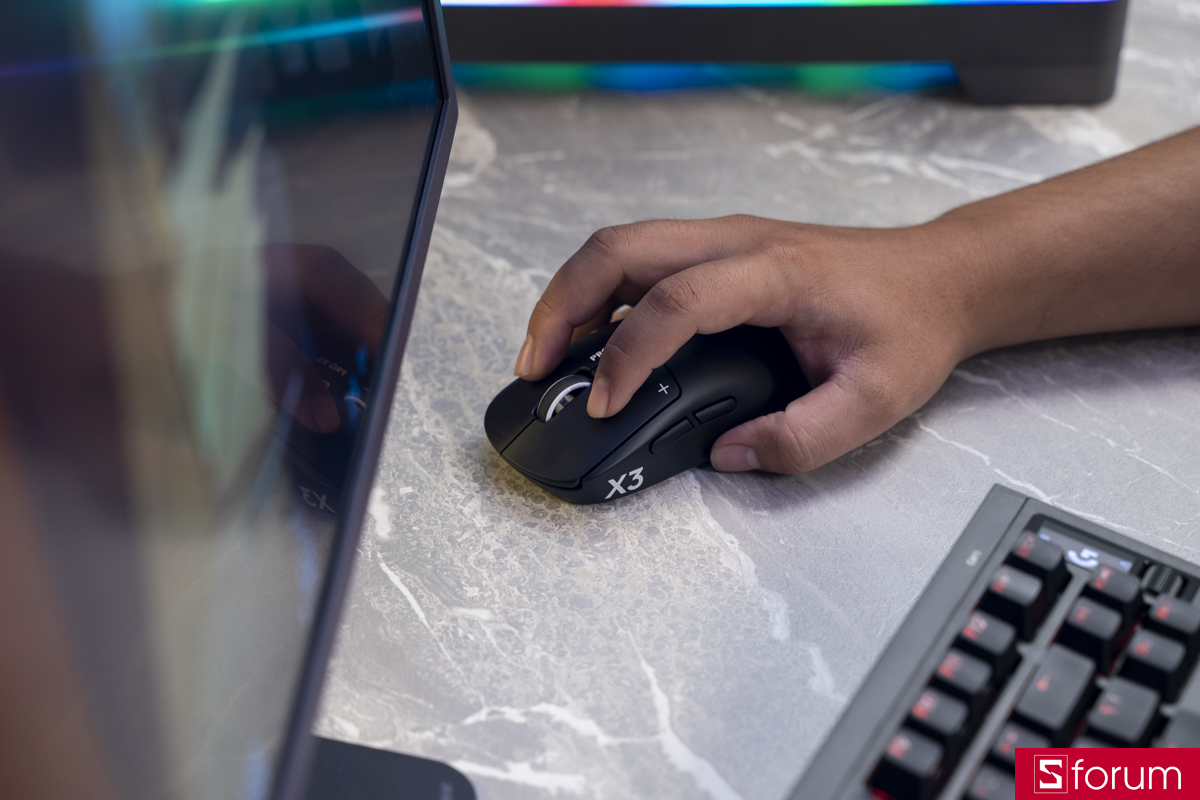 Cảm giác cầm nắm Logitech PRO X3 SUPERSTRIKE