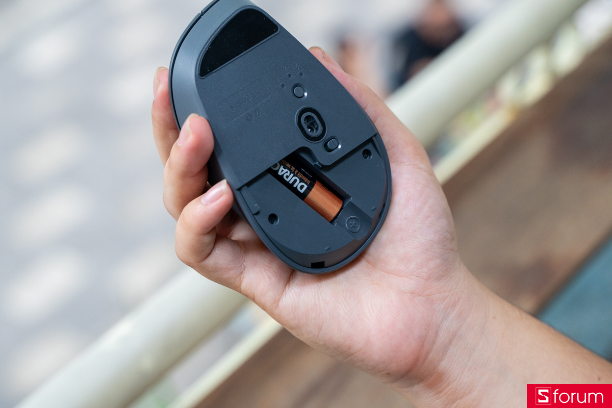 Tháo lắp pin trên Logitech M840 L