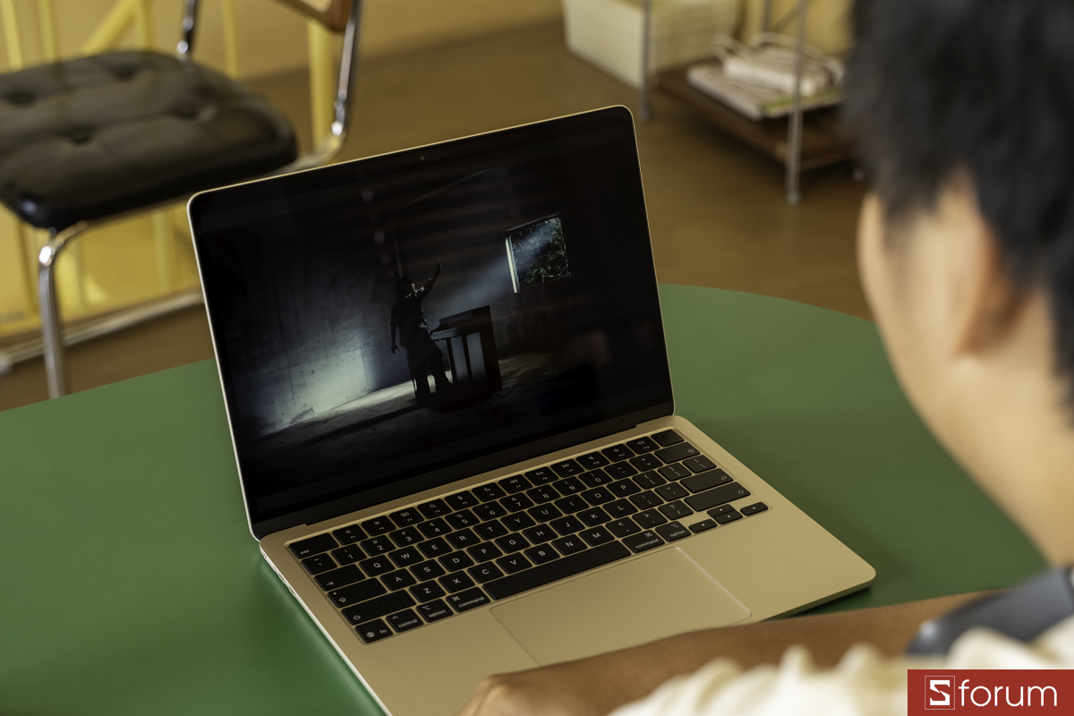 Nghe nhạc trên MacBook Air M5